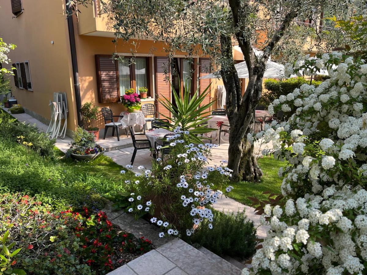 מאלצ'סינה Hotel Villa Nadia מראה חיצוני תמונה