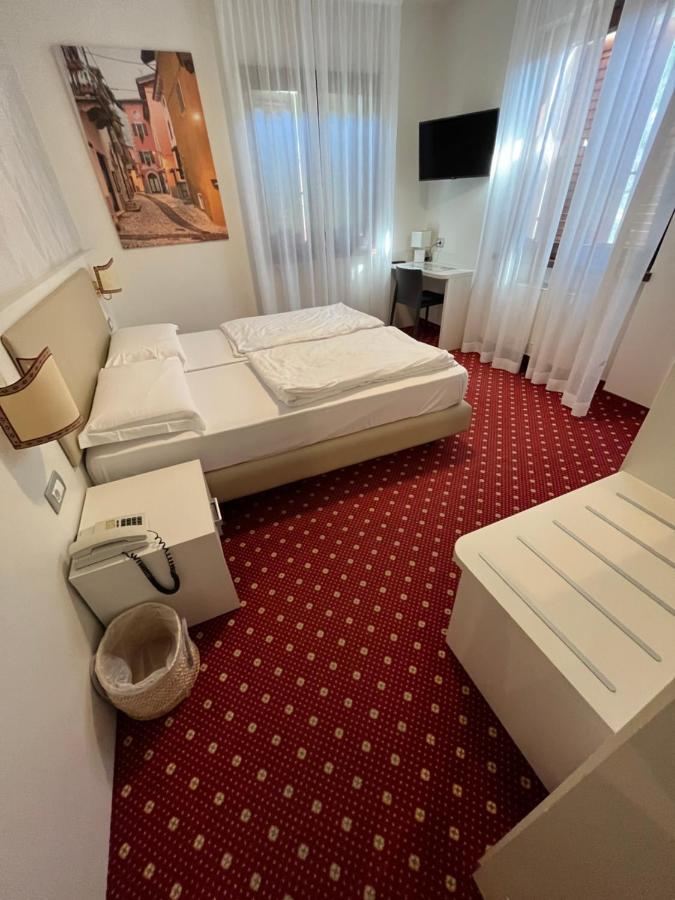 מאלצ'סינה Hotel Villa Nadia מראה חיצוני תמונה