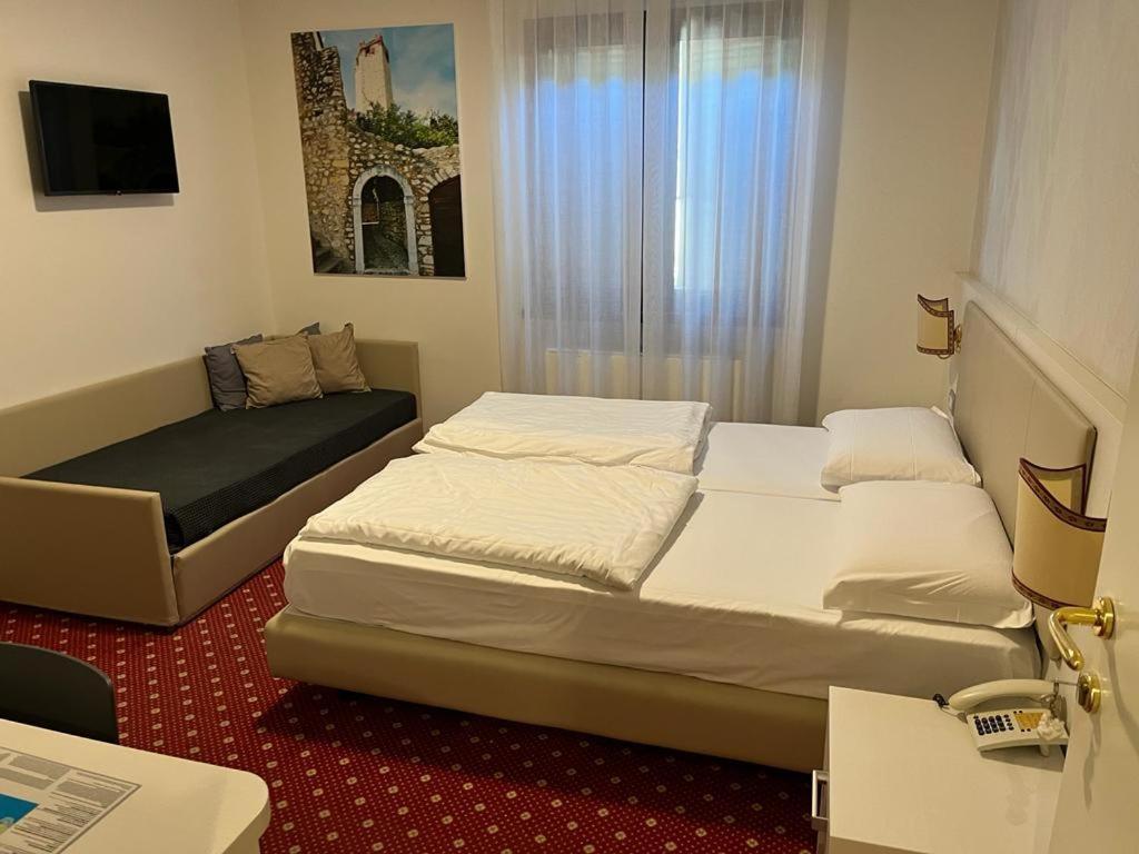 מאלצ'סינה Hotel Villa Nadia מראה חיצוני תמונה