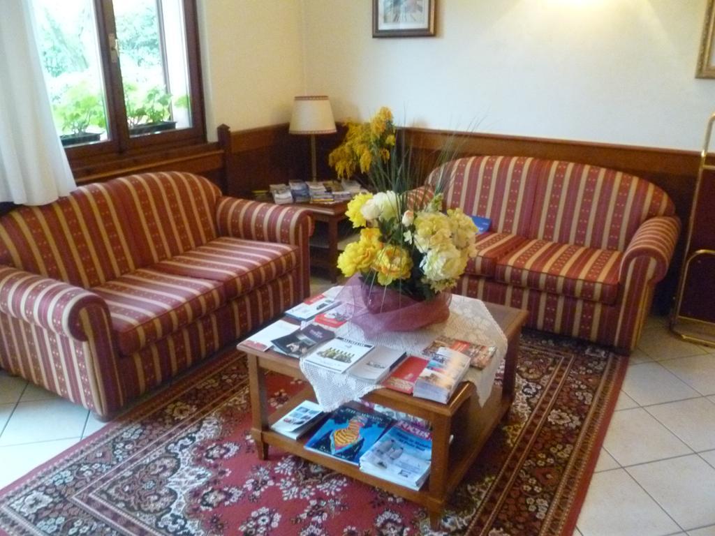 מאלצ'סינה Hotel Villa Nadia מראה חיצוני תמונה