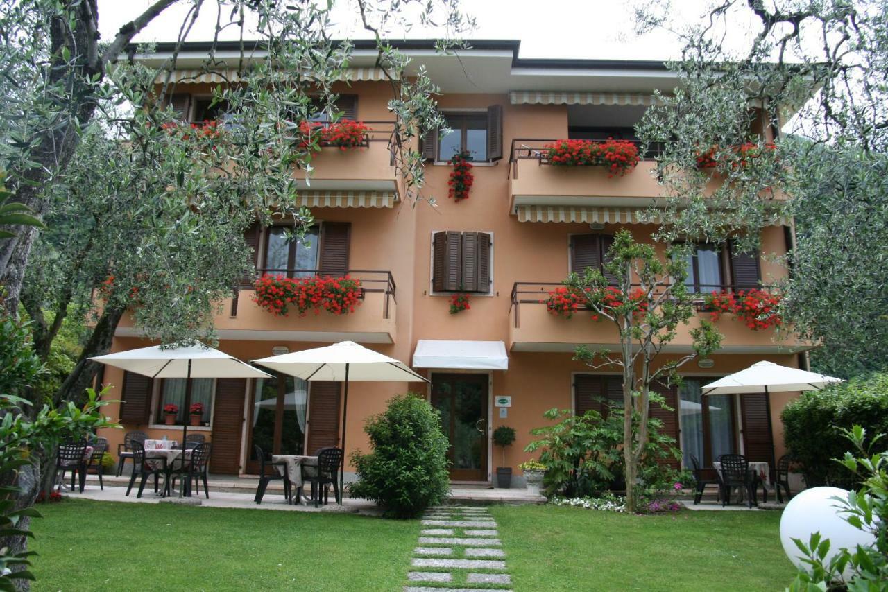 מאלצ'סינה Hotel Villa Nadia מראה חיצוני תמונה